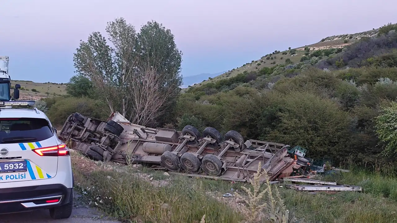Malatya-Kayseri Yolunda Ekmek Yüklü TIR Şarampole Devrildi: Ekmekler Çevreye Saçıldı