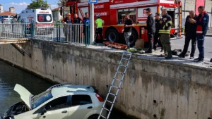 Kayseri’de Dr. Sami İpek Caddesi’nin Kaza Kroniği: Otomobil Kanala Düştü, Sürücü Kurtarıldı