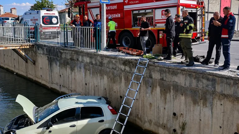 Kayseri’de Dr. Sami İpek Caddesi’nin Kaza Kroniği: Otomobil Kanala Düştü, Sürücü Kurtarıldı