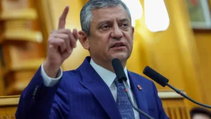 CHP’de Gerilim Tırmanıyor: Özel’den Danışman Sönmez’e “İğrenç Bıyıklı” Tepkisi