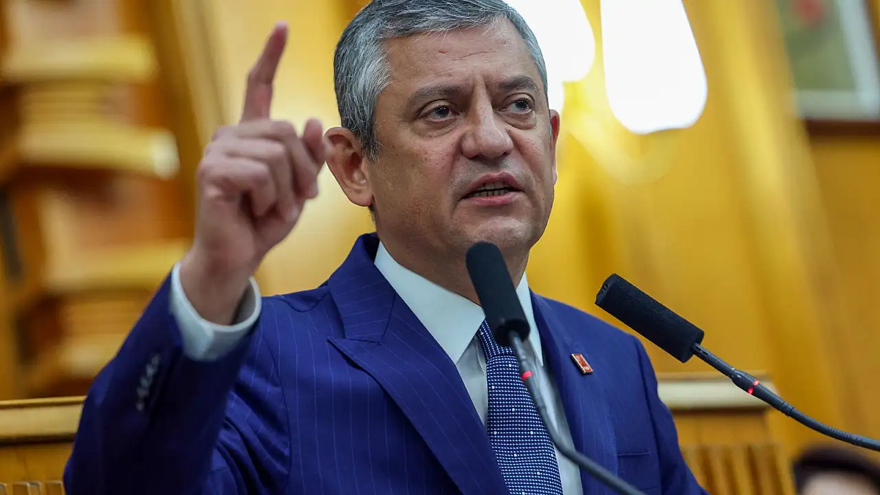 CHP'de Gerilim Tırmanıyor: Özel'den Danışman Sönmez'e "İğrenç Bıyıklı" Tepkisi