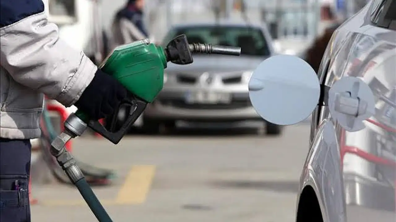 Akaryakıtta Beklenen İndirim Yolda: Benzine 2,10 TL Düşüş, Gözler Resmi Açıklamada