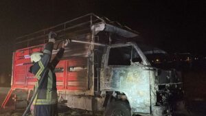 Kayseri Melikgazi’de İki Kamyon Alevlere Teslim Oldu: Kundaklama Şüpheleri Artıyor
