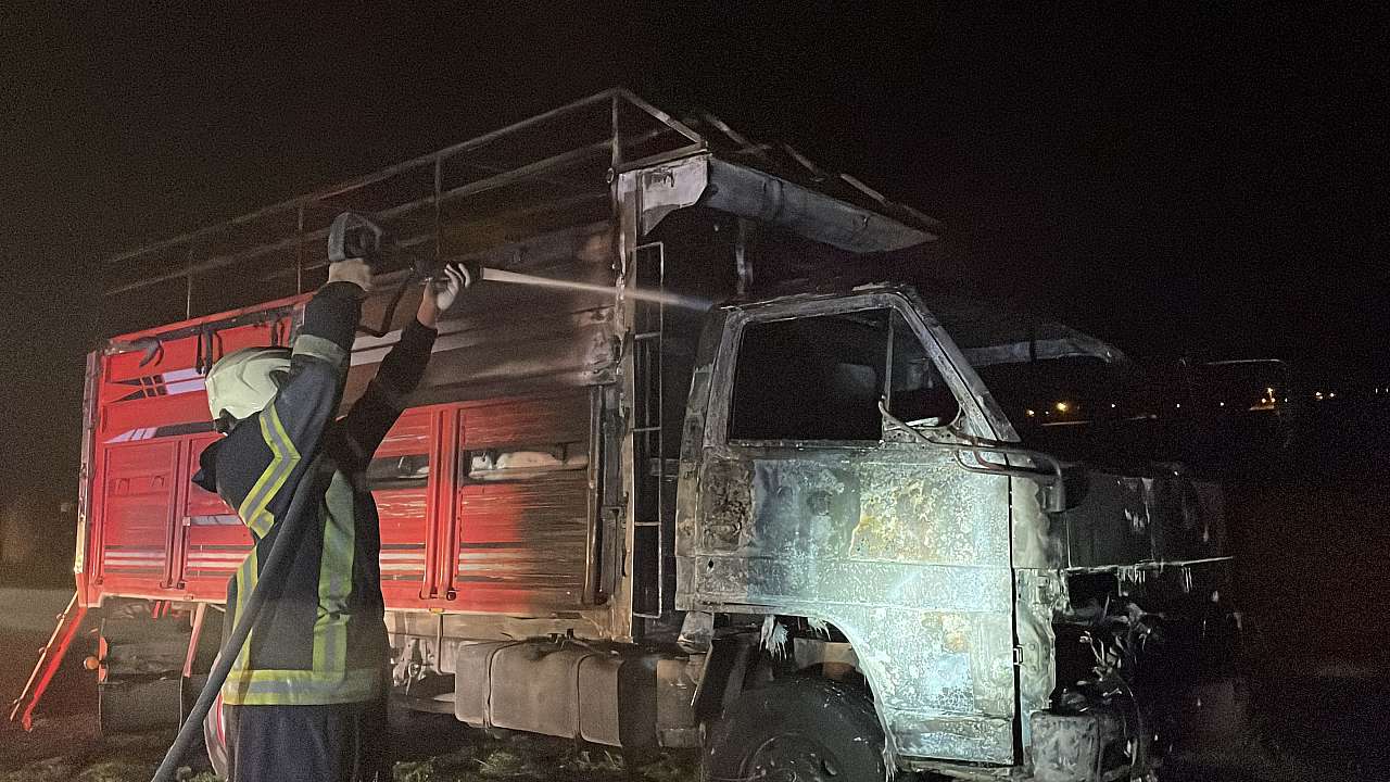 Kayseri Melikgazi'de İki Kamyon Alevlere Teslim Oldu: Kundaklama Şüpheleri Artıyor