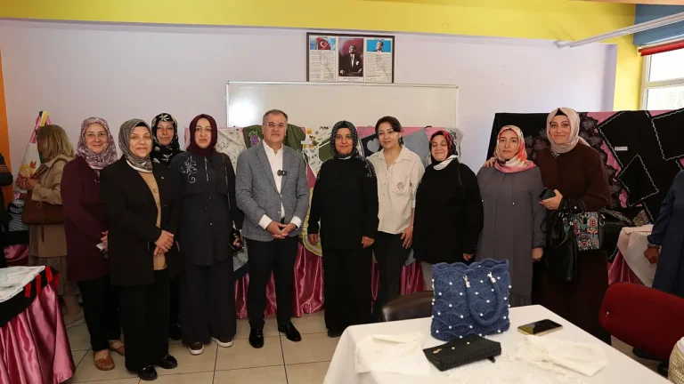 Hacılar'da Yılsonu Sergisi Büyük İlgi Gördü: Başkan Özdoğan'dan Kursiyerlere Tam Not