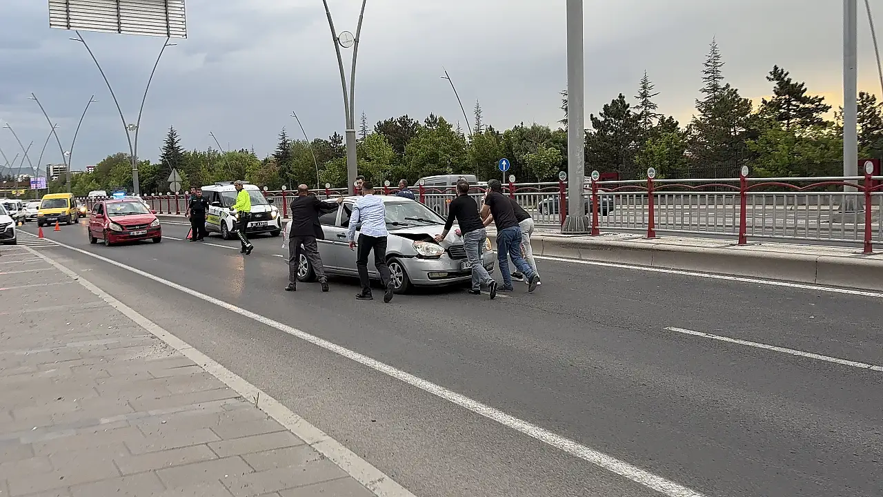 Kayseri'nin Ana Arterinde Zincirleme Kaza: İki Yaralı Hastaneye Kaldırıldı