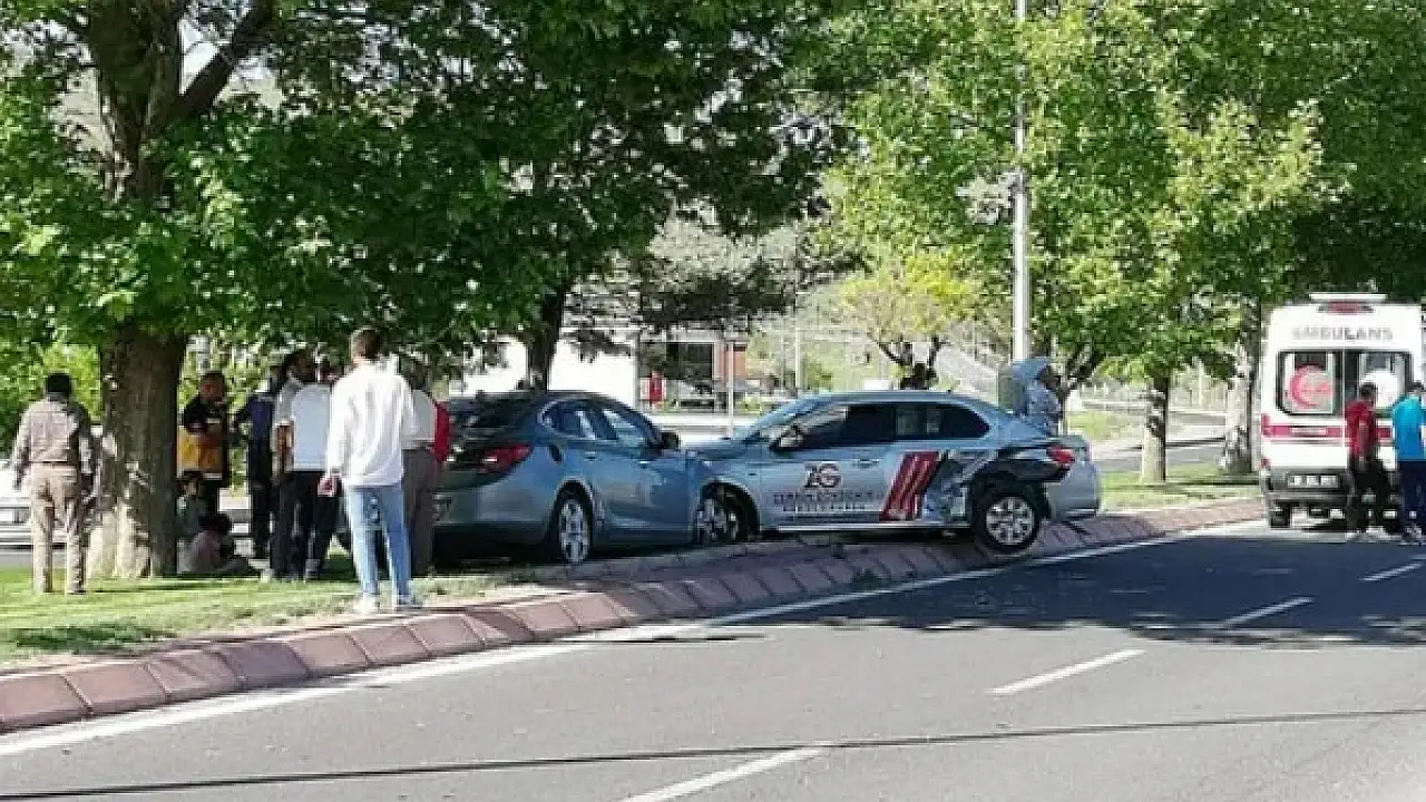 Kayseri'de Direksiyon Eğitimi Aracının Karıştığı Kazada 1 Kişi Yaralandı