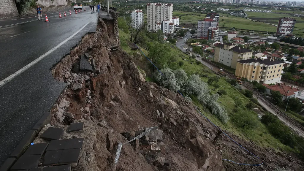 Kayseri Melikgazi’de Sağanak Sonrası 10 Metrelik İstinat Duvarı Çöktü: Bölgede Büyük Hasar