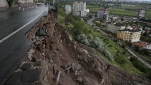 Kayseri Melikgazi'de Sağanak Sonrası 10 Metrelik İstinat Duvarı Çöktü: Bölgede Büyük Hasar