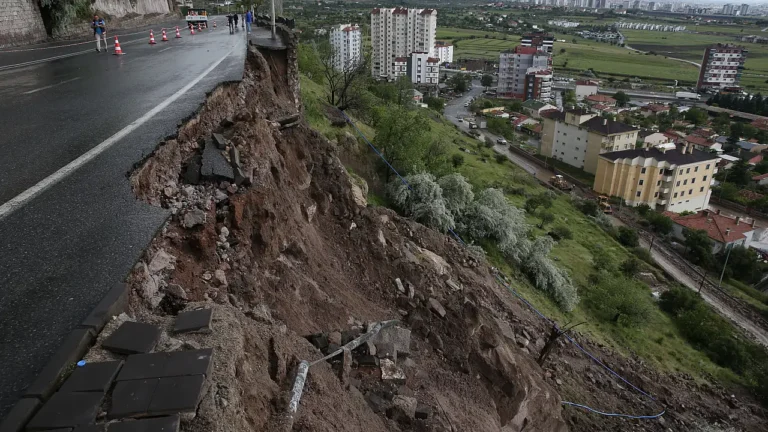 Kayseri Melikgazi’de Sağanak Sonrası 10 Metrelik İstinat Duvarı Çöktü: Bölgede Büyük Hasar
