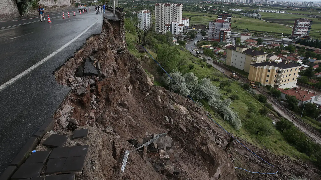 Kayseri Melikgazi'de Sağanak Sonrası 10 Metrelik İstinat Duvarı Çöktü: Bölgede Büyük Hasar