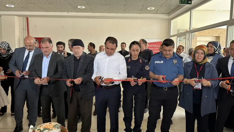 Yahyalı'da Sanat ve Eğitimin Buluştuğu Yıl Sonu Sergisi Yoğun İlgi Gördü