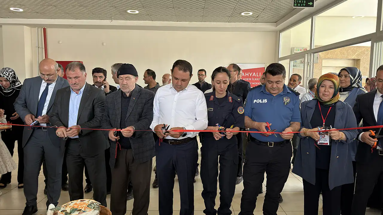 Yahyalı'da Sanat ve Eğitimin Buluştuğu Yıl Sonu Sergisi Yoğun İlgi Gördü