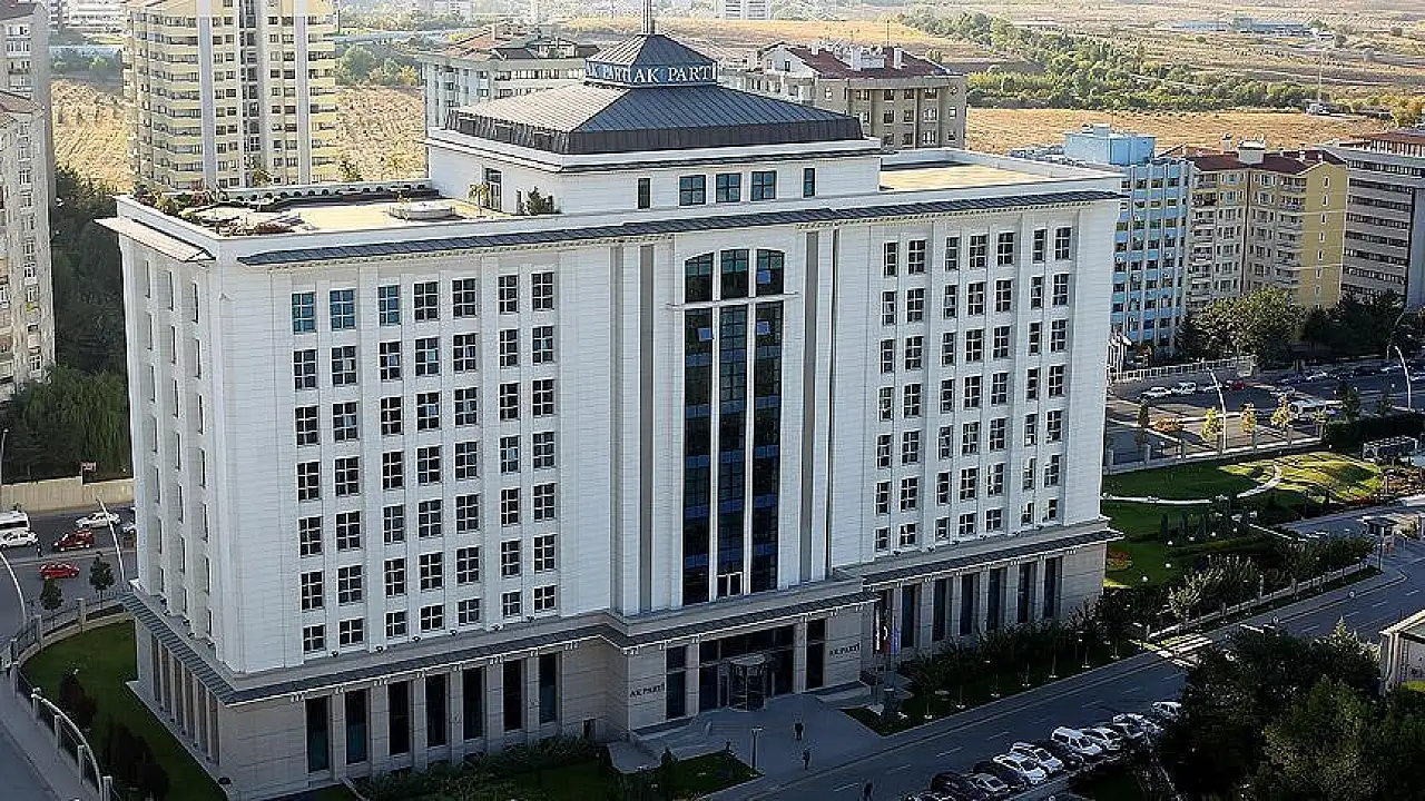 AK Parti Genel Başkan Vekili Elitaş, Yardımcılarıyla Kritik Toplantıda: Ekonomi ve Dünya Gündemi Masada