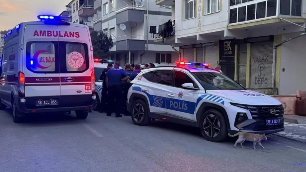 Kayseri Kocasinan’da Sokak Ortasında Bıçaklı Saldırı: İki Kadın Yaralandı, Şüpheli Aranıyor