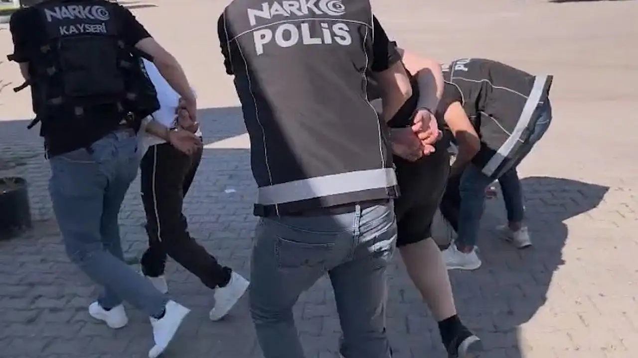 Kayseri'de Büyük Uyuşturucu Operasyonu: Binlerce Hap Ele Geçirildi, 3 Kişi Tutuklandı