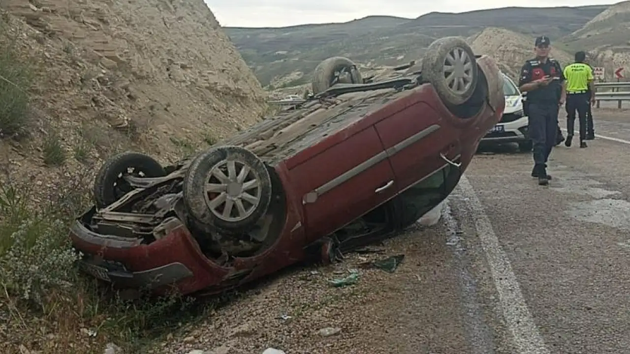 Sivas Gürün'de Korkutan Kaza: Malatya-Kayseri Yolunda Otomobil Takla Attı, 2'si Ağır 3 Yaralı