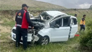 Sivas’ta Kayseri Yönünden Gelen Araç Takla Attı: 5 Yaralı Hastaneye Kaldırıldı