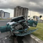 Kayseri’de Refüje Çarpan Otomobil Hurdaya Döndü: 1’i Ağır 4 Yaralı