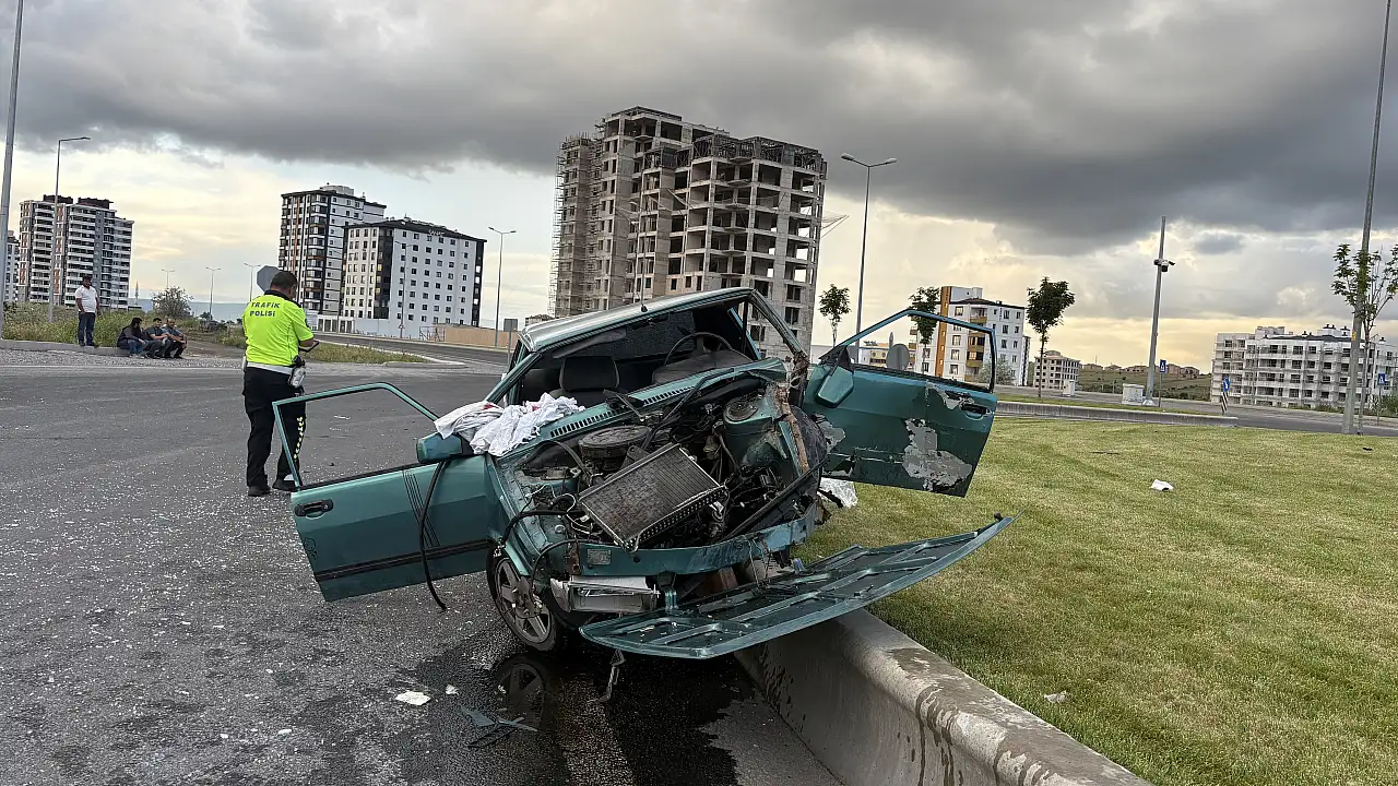 Kayseri'de Refüje Çarpan Otomobil Hurdaya Döndü: 1'i Ağır 4 Yaralı