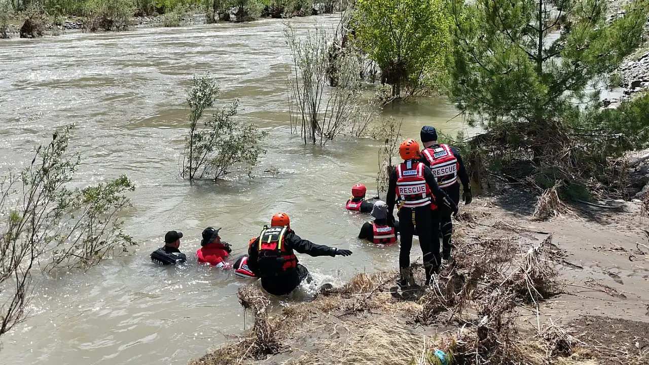 Sivas'ta Kelkit Irmağı'nda Umutlu Bekleyiş: Kaza Sonrası Kaybolan Genç Kıza Arama Çalışmaları Sürüyor