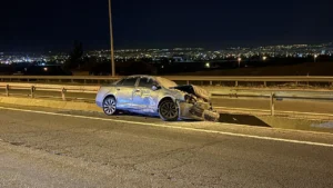 Kayseri Kuzey Çevre Yolu’nda Gece Kazası: Otomobil Refüje Girip Alev Aldı, 3 Yaşındaki Bebek Hastaneye Kaldırıldı
