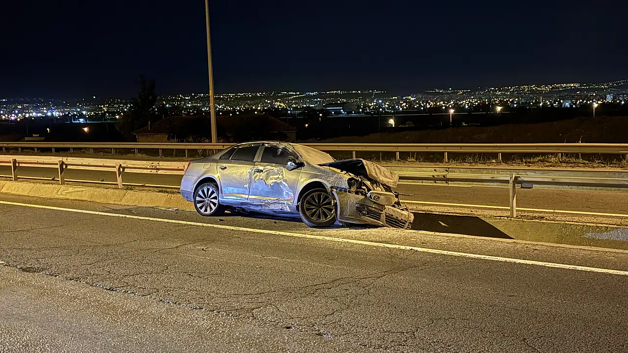 Kayseri Kuzey Çevre Yolu'nda Gece Kazası: Otomobil Refüje Girip Alev Aldı, 3 Yaşındaki Bebek Hastaneye Kaldırıldı