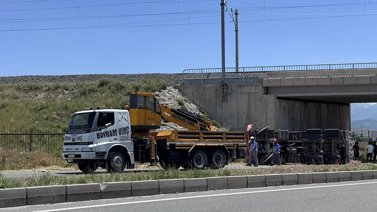 Kayseri'de Feci Kamyon Kazası: Damperli Araç Köprüye Çarptı, Sürücü Hayatını Kaybetti