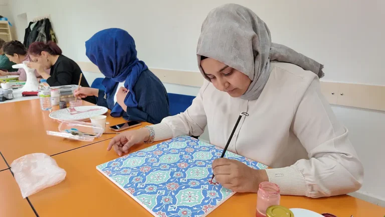 Kayseri’de Çini Sanatı, KAYMEK Kurslarıyla Kültürel Mirası Canlandırıyor