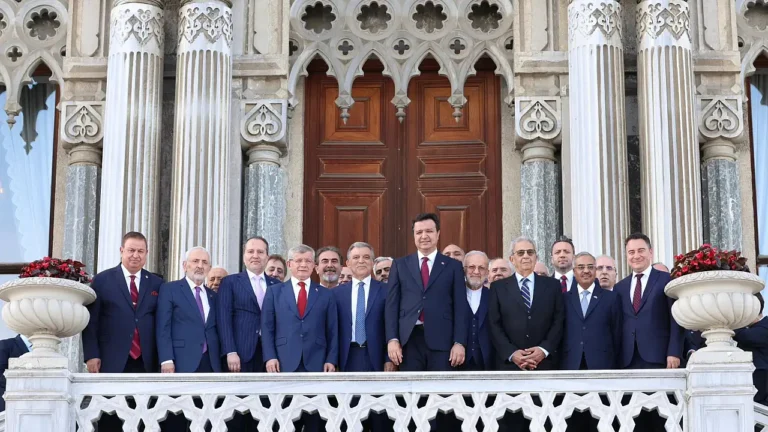 İstanbul Boğazı’nda Siyasi Liderler Bir Araya Geldi: “Kardan Aydınlık” Marşı ve İttifak İddiaları