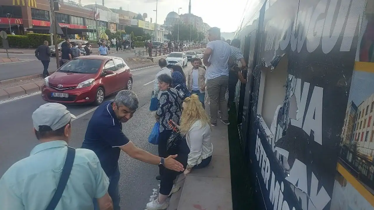 Kayseri'de Tramvay Kazası: Fırlayan Taş Camı Parçaladı, 4 Kişi Yaralandı
