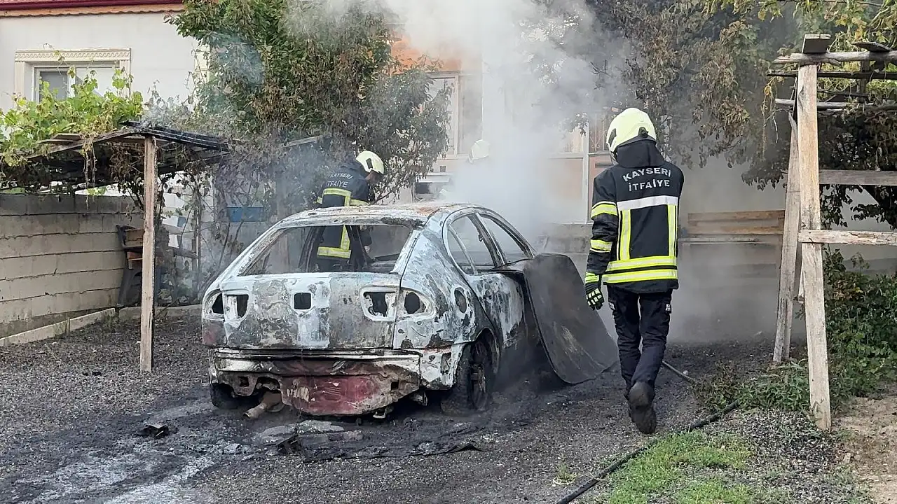 Kayseri Kocasinan'da Otoparkta Çıkan Yangın Bir Otomobili Küle Çevirdi